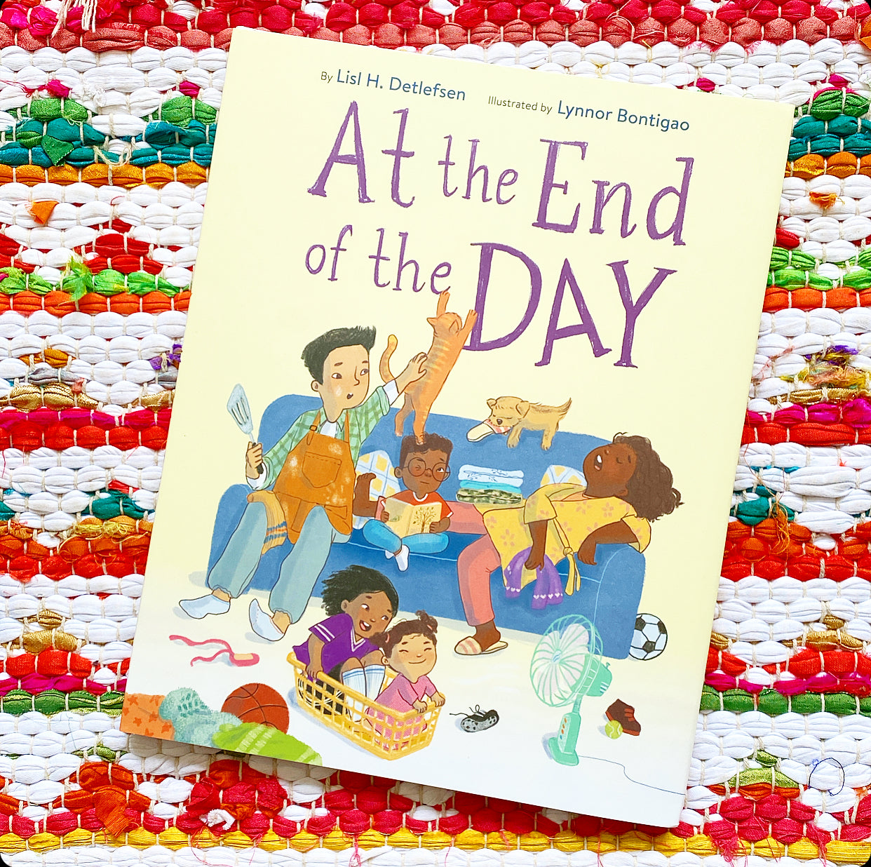 At the End of the Day | Lisl H. Detlefsen (Author) + Lynnor Bontigao (Illustrator)
